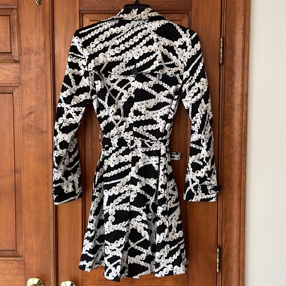 Women’s apostrophe stretch black and white belted trench coat. Size Small (6-8) - Picture 2 of 4